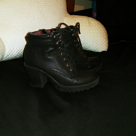 Laced booties - Picture 2 of 4